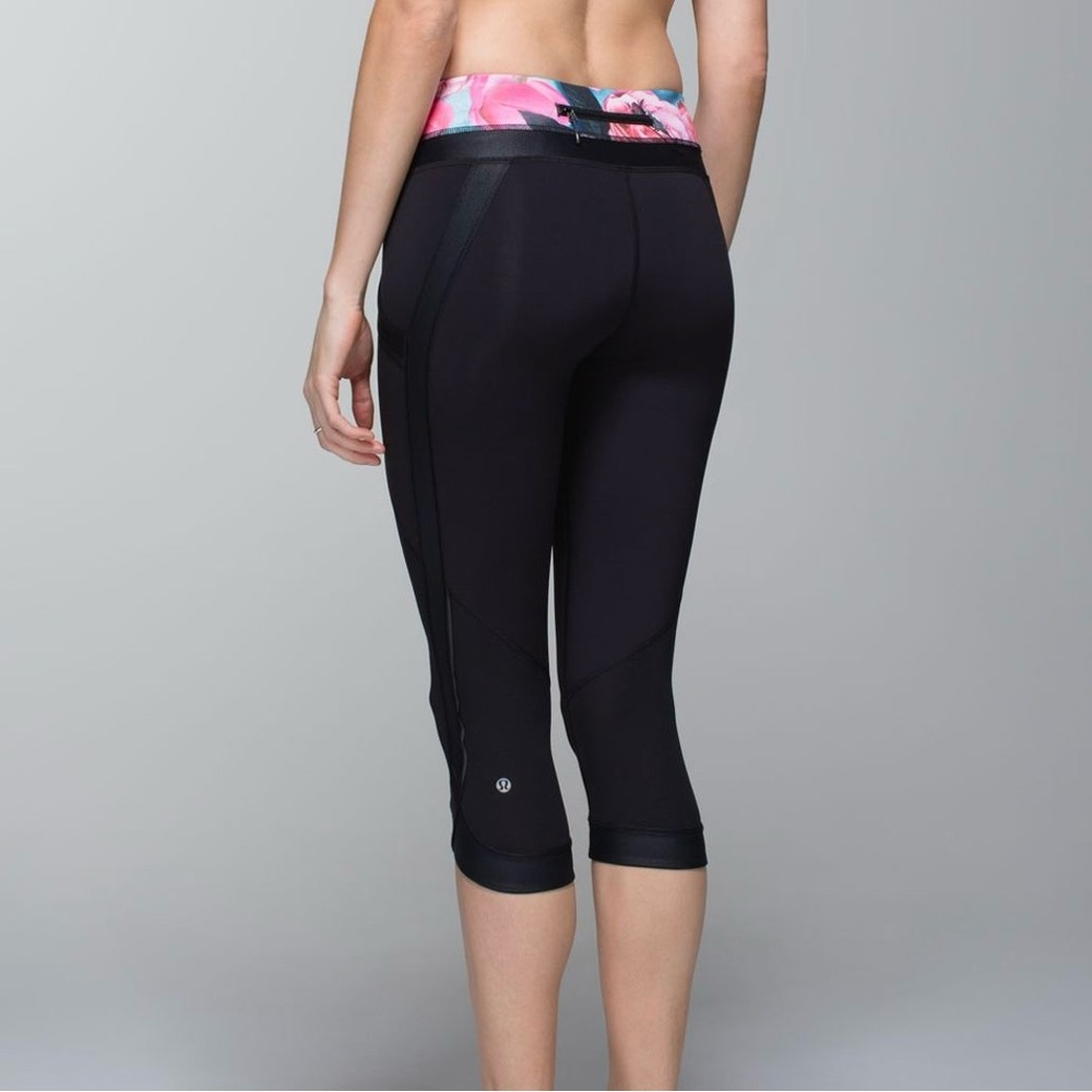 Lululemon Chase Me Crop II in Secret Garden Floral Black - Size 6